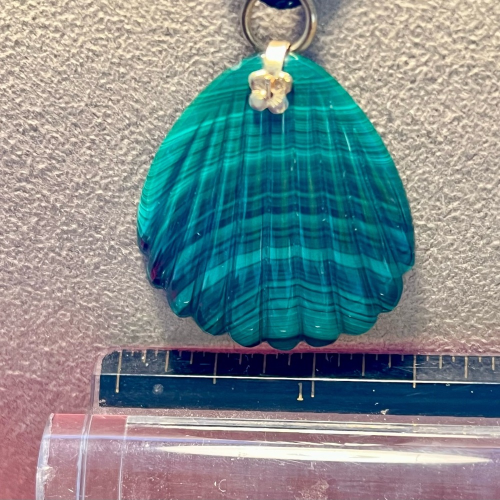 Scallop shell Malachite pendant. - Picture 3 of 6